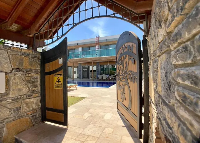 Ultra Luxury Private With Swimming Pool